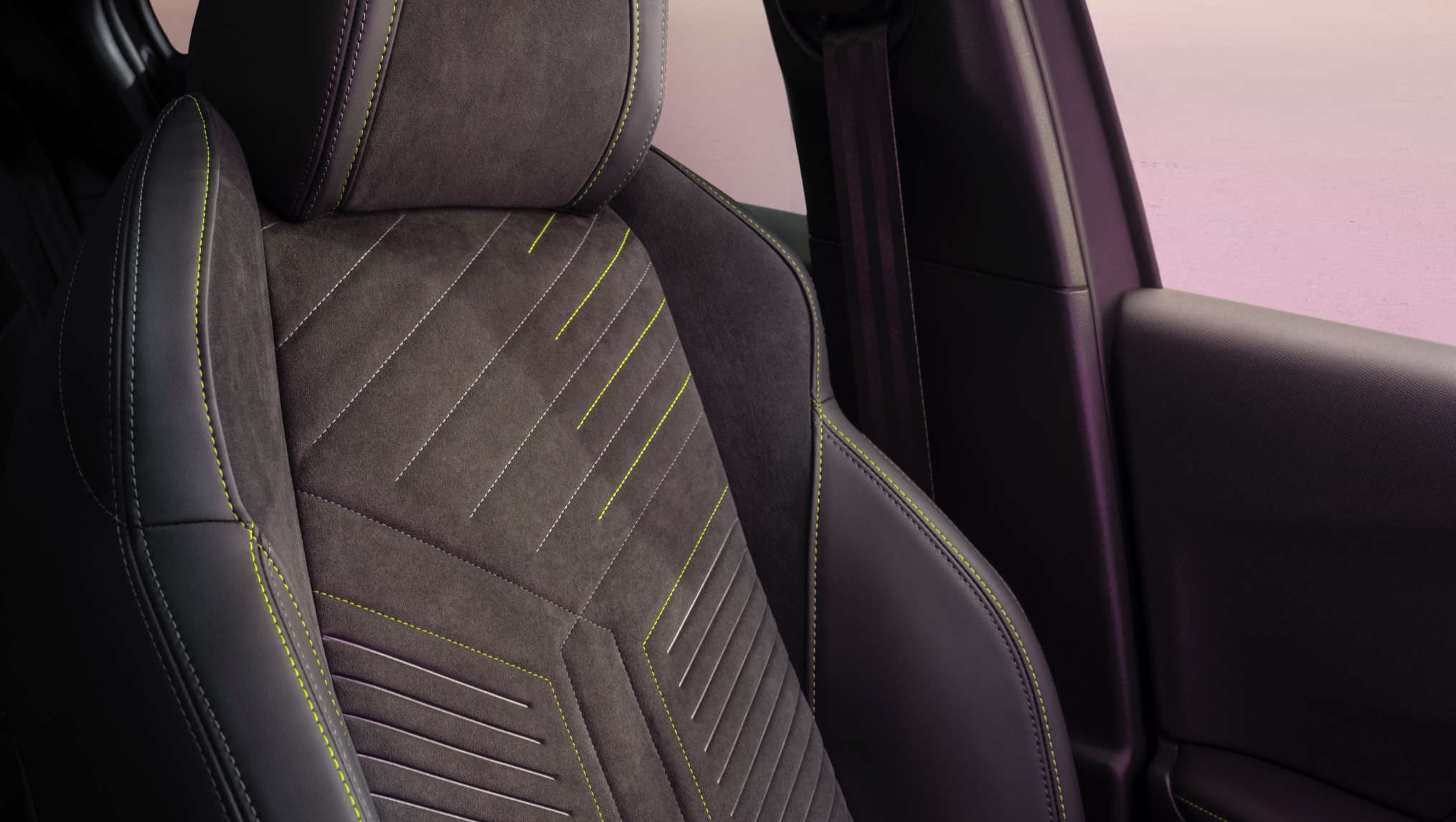 Салон Peugeot e-2008, оббивка з алькантари