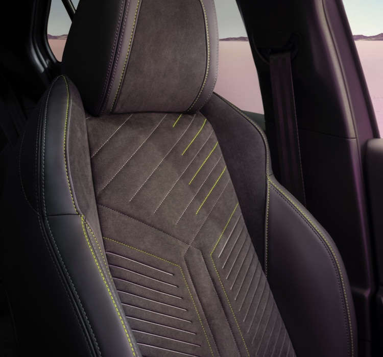 Салон Peugeot e-2008, оббивка з алькантари