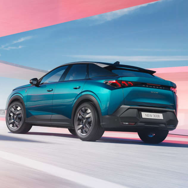 Новий Peugeot 3008 на дорозі, вигляд ззаду з лівого боку