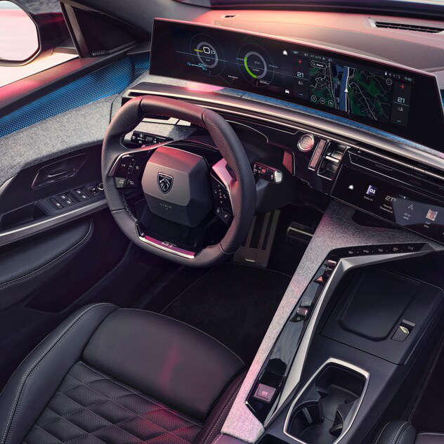 Місце водія у салоні Peugeot e-3008