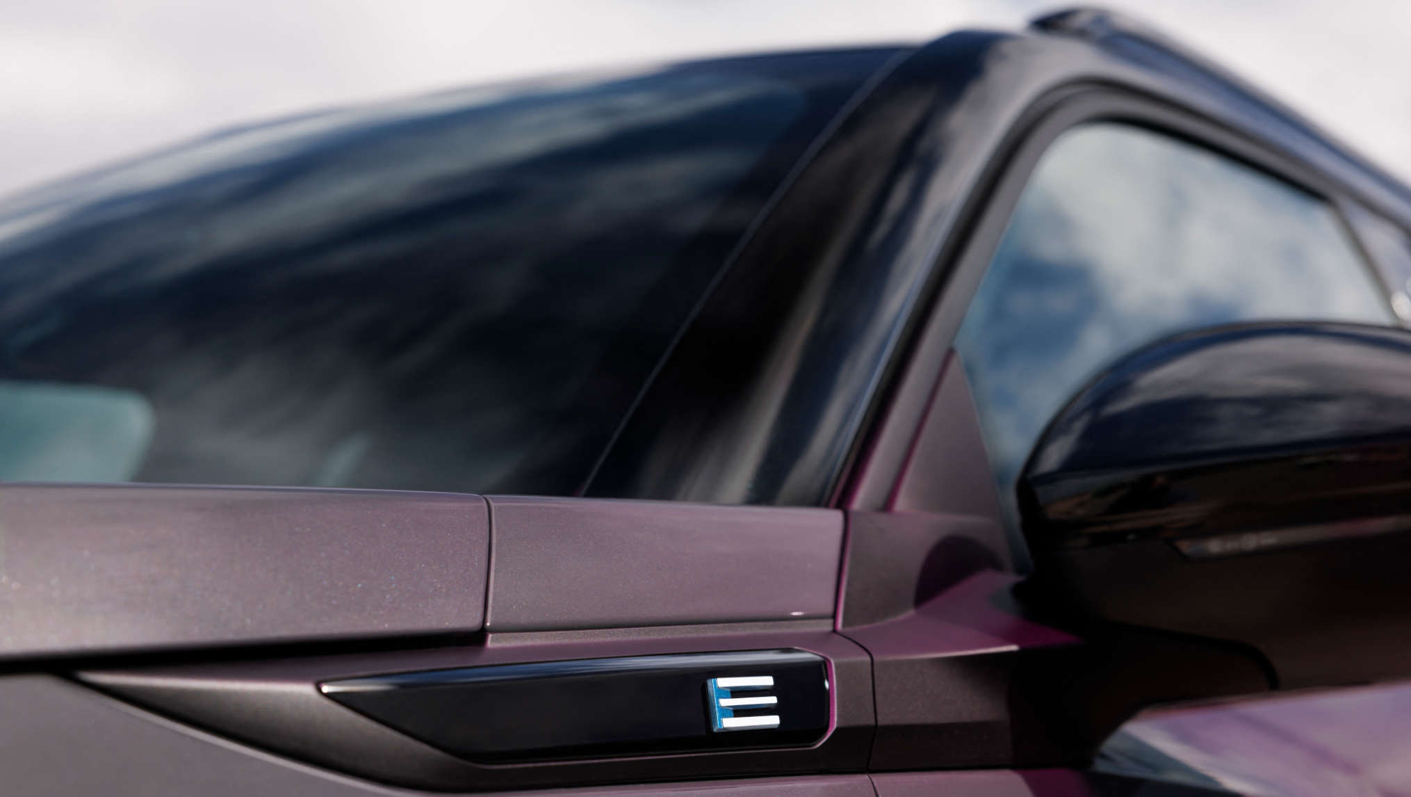 Peugeot e-2008, емблема E на бічній панелі кузова