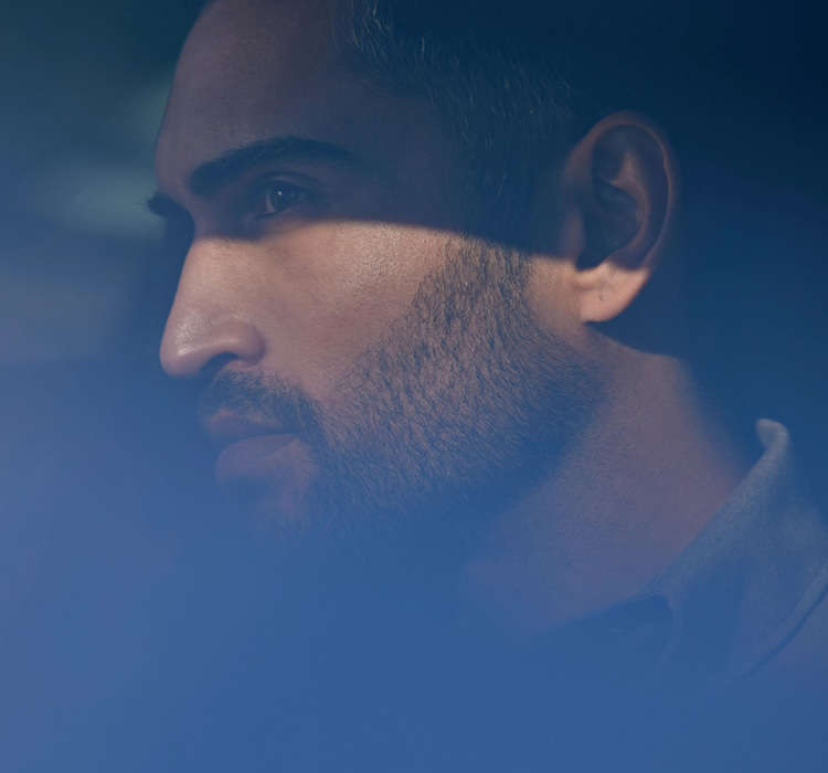 Водій-чоловік у вікні Peugeot Rifter