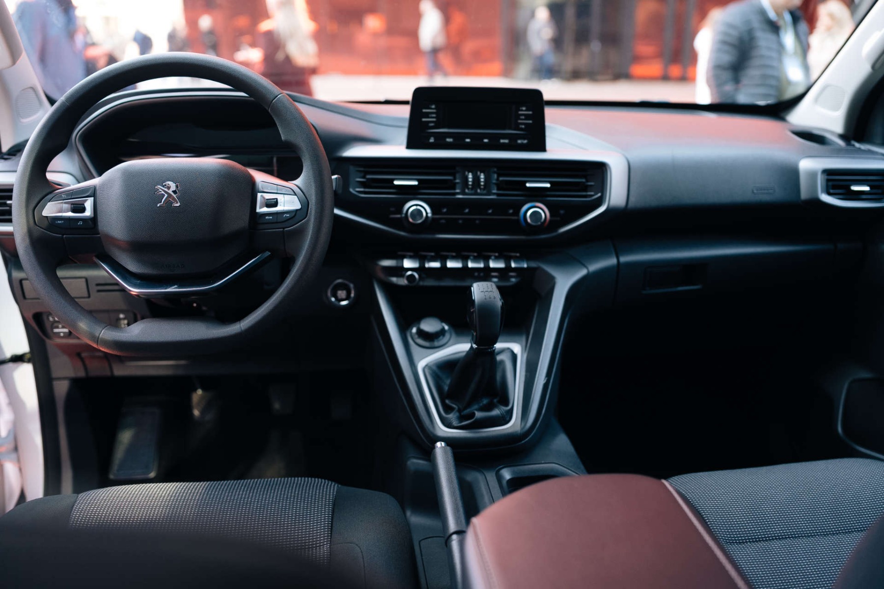 PEUGEOT Landtrek «Лютий», місце водія