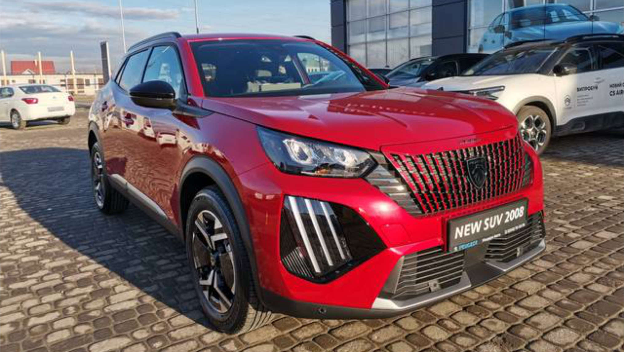 Peugeot 2008 червоного кольору біля автосалону «Талісман-Автостиль» у Краматорську